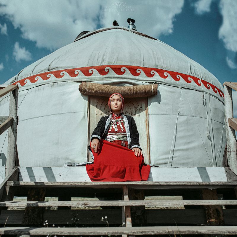 башкиры, народы, традиции, юрта, небо, костюм, национальный, девушка, красный  Жена башкирского ханаphoto preview