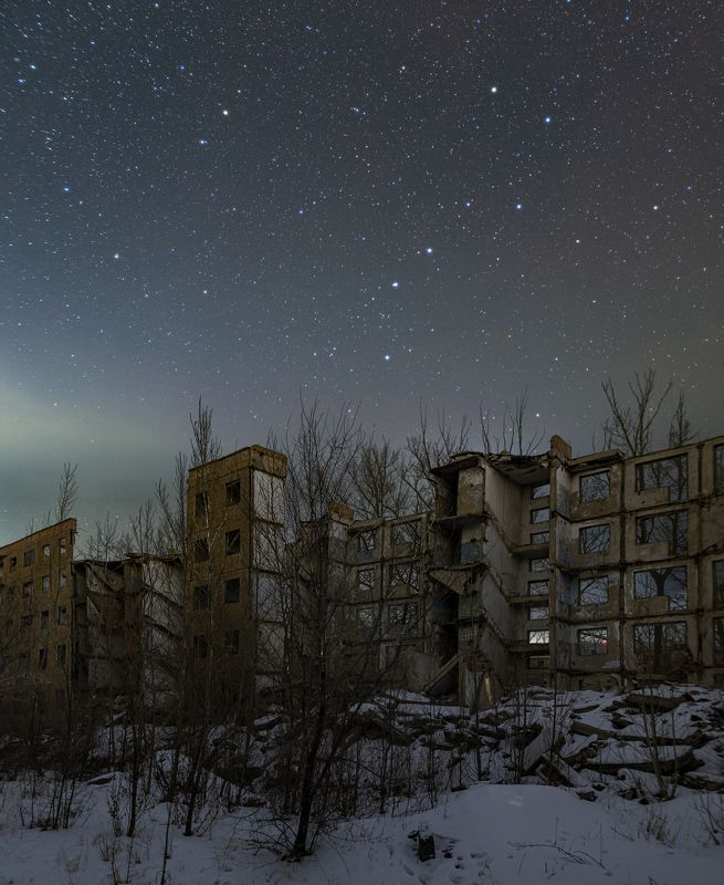 млечный путь, звезды, космос, ночь, длинная выдержка, canon, пейзаж, деревья, дом, руины, город, астрофото, развалины, зима, снег, созвездие, большая медведица Осколки цивилизацииphoto preview