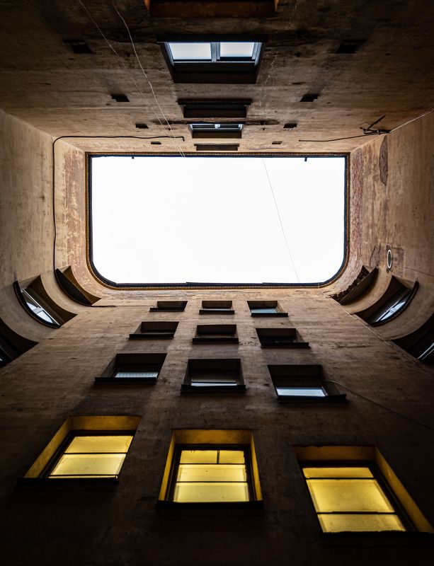 солнце небо двор архитектура тоска колодец город петербург питер санкт-петербург геометрия минимализм Где-то там есть солнце...photo preview