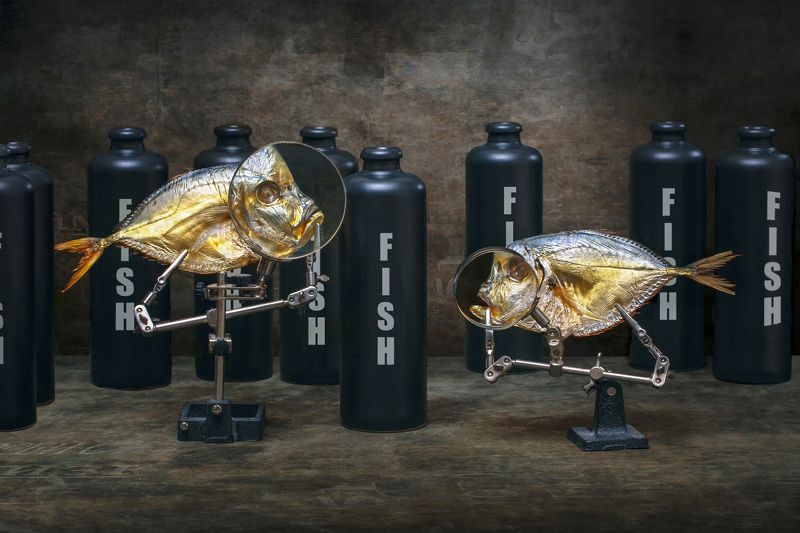 Вомеры и бутылки с надписью \