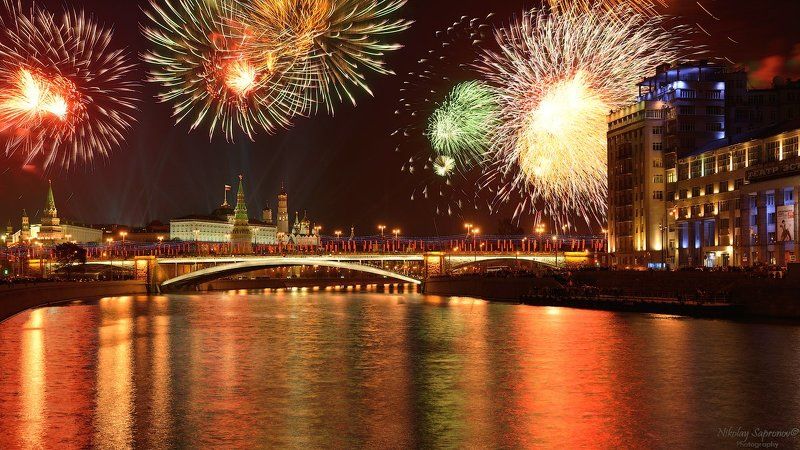 день победы, победа, москва, праздник, 9 мая, вечерняя москва, большой каменный мост, дом на набережной, театр эстрады, москва-река, кремль, московский кремль, салют, феерверк Салют над Москвой в честь 70-го Дня Победыphoto preview