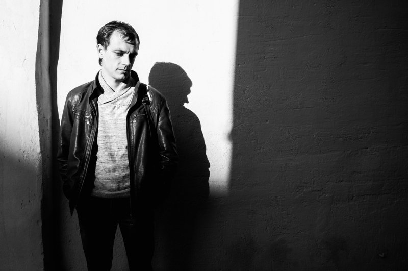 мужчина, портрет, свет, тень Вышел из тениphoto preview