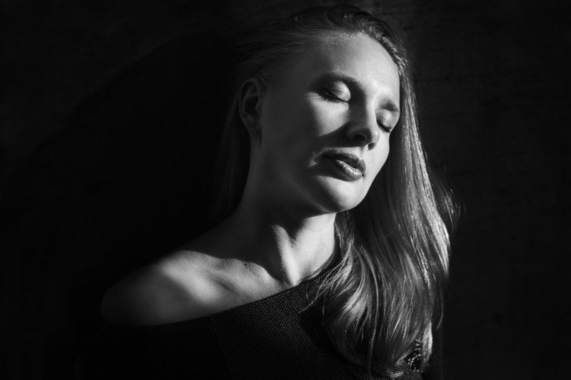 девушка, портрет, свет, тень, чб ***photo preview