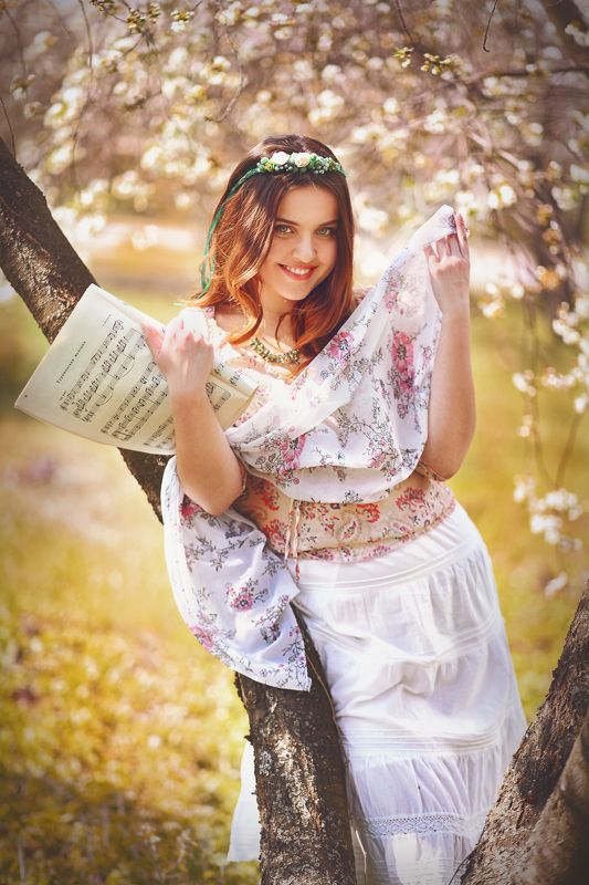 музыка ноты девушка цветы май весна венок Весенняя музыкаphoto preview