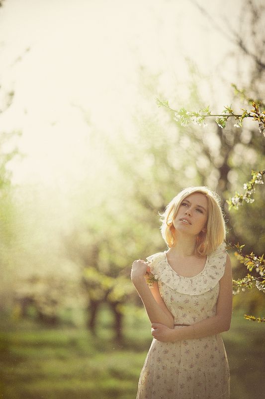 весна сад девушка солнце тепло платье Татьянаphoto preview