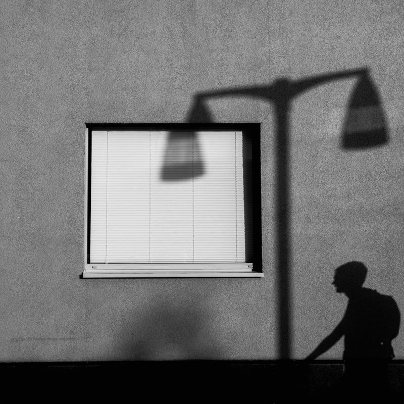 фонарь, тень, мужчина, город, окно Тени в городеphoto preview