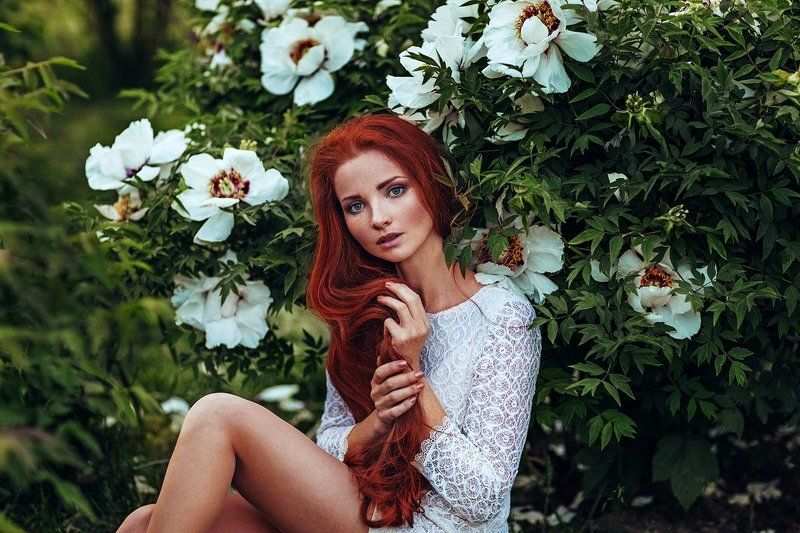 Весна, Веснушки, Волосы, Пионы, Портрет девушки, Рыжая, Сад, Цветы пионыphoto preview