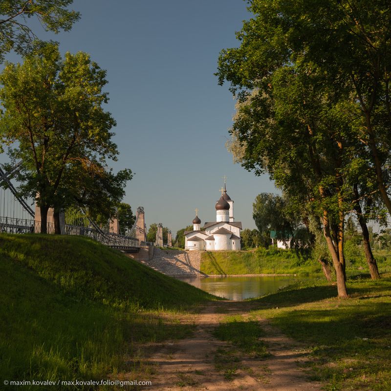 Europe, Ostrov, Pskov region, Russia, Velikaya river, Великая река, Европа, Остров, Псковская область, Россия, церковь, Никольская, church, St. Nicolas, мост, bridge Летним утром в Островеphoto preview