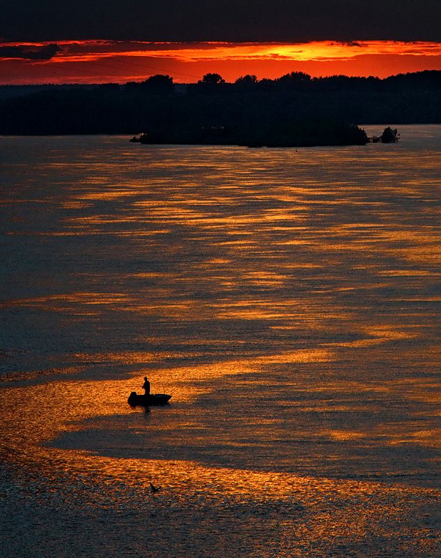 Рыбак на закате...photo preview