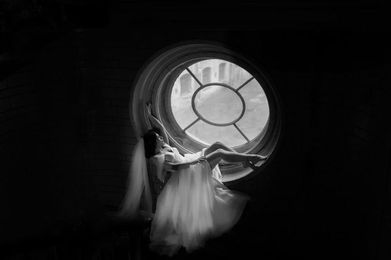 девушка, чб Иллюминаторphoto preview