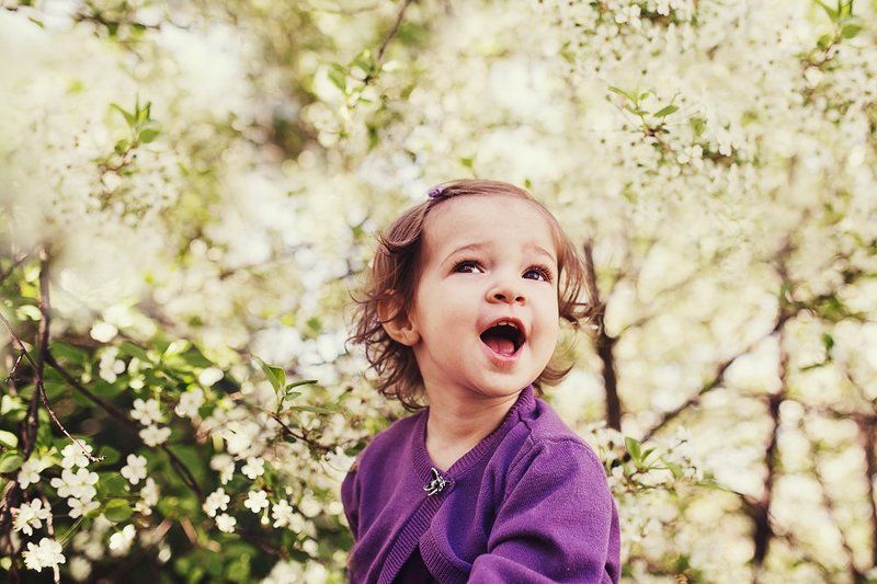 девочка, малышка, эмоции, радость, цветы, сад Красота вокругphoto preview