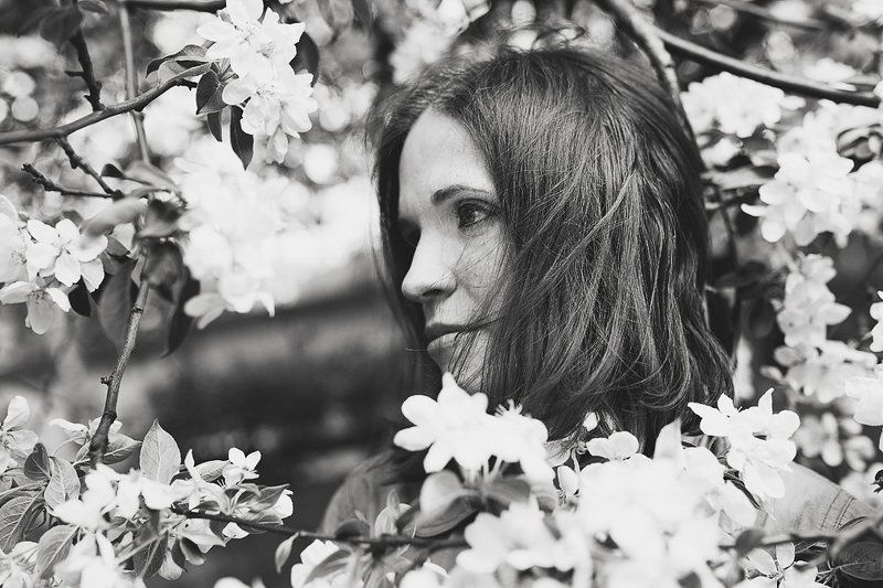 девушка, портрет, чб, цветы, яблоня Когда яблони цветутphoto preview