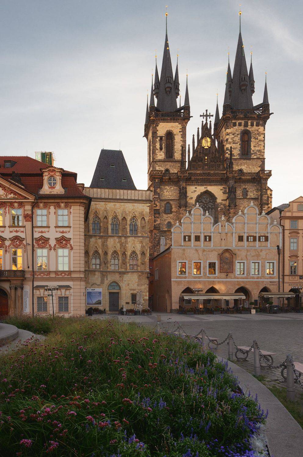 Прага ранним утром / Early morning in Prague. Автор: Эрнест Вахеди чехия, прага, город, утро, лето, площадь, czechia, czech republic, prague, summer, morning, square, city, Эрнест Вахеди