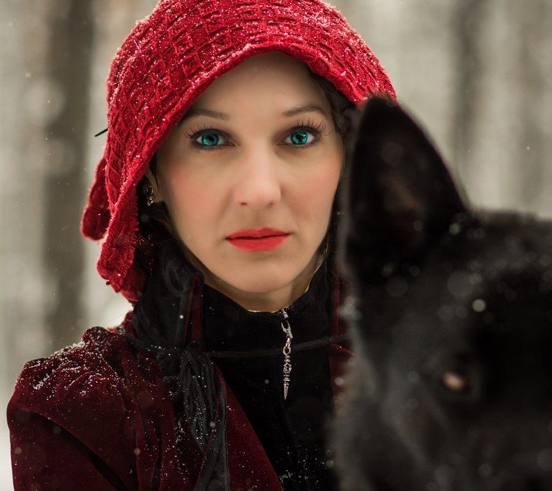 косплей, сказка, животные, зима, лес, снег,девушка Красная шапочкаphoto preview