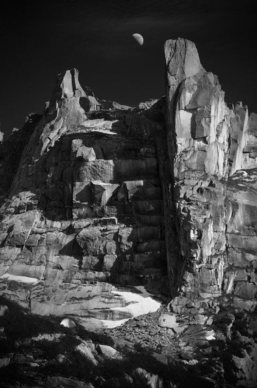 пейзаж, природа, чб, черно-белое, скалы, пики, высокий, большой, камни, стена, луна, палатка Скалы Звездного фото превью