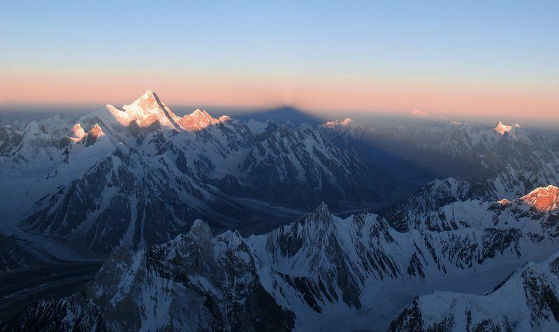 Тень от гигантской Горы пала на нашем пути /А.Гумелев/photo preview