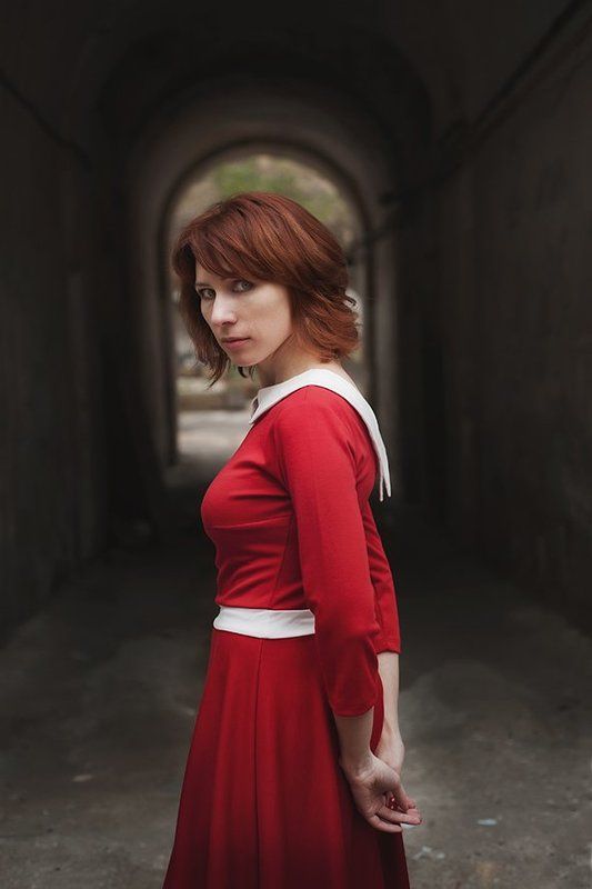 Девушка в красном.photo preview