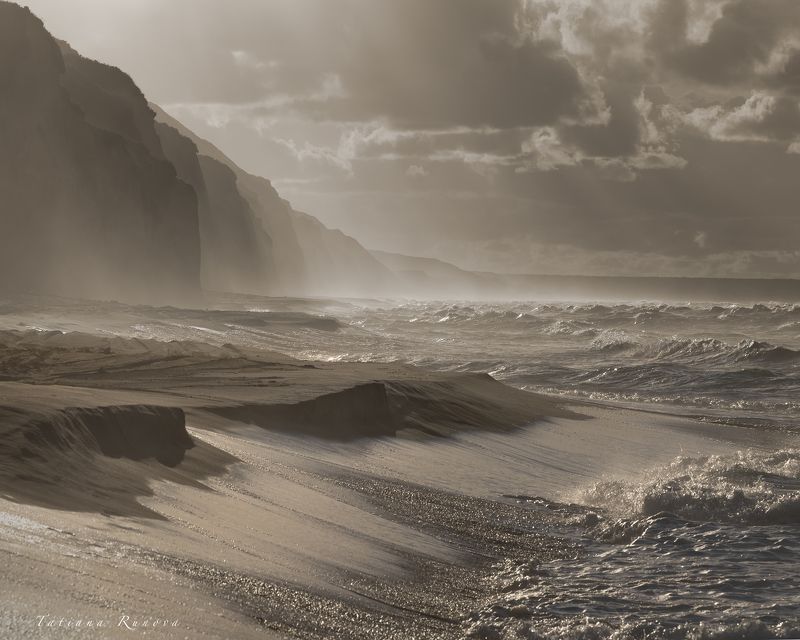 о. Итуруп.   Белые скалыphoto preview