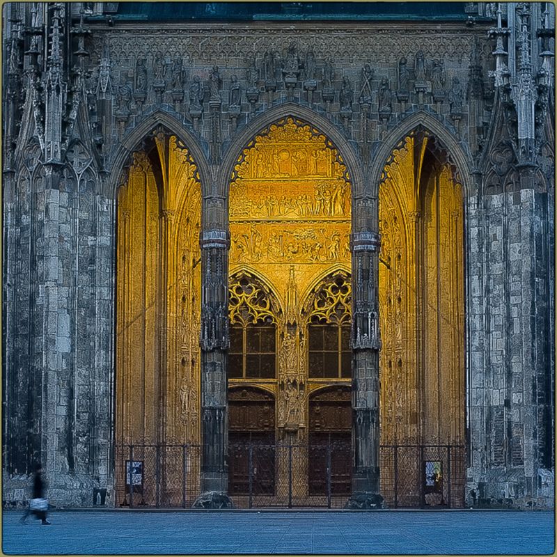 Главный портал в вечернем светеphoto preview