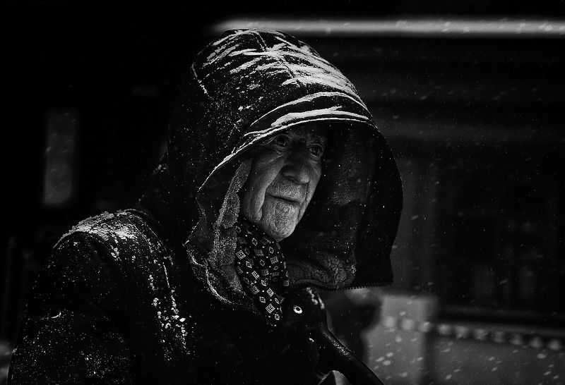 чб фото, уличный мужской портрет, прохожий Снег, прохожийphoto preview