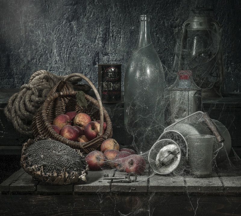 сарай, паутина. В старом сарае ночью луннойphoto preview