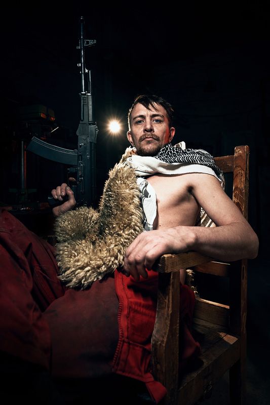 Суровый мужской портретphoto preview