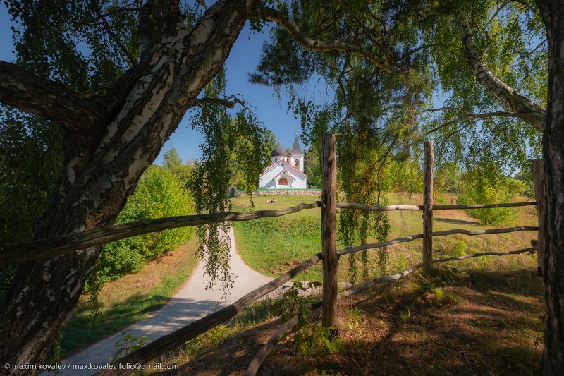Europe, Russia, Tula region, architecture, building, church, fence, temple, Бёхово, Европа, Россия, Троицы Живоначальной церковь, Тульская область, архитектура, здание, ограда, солнечно, храм, церковь Начало осени в Бёхове (1)photo preview