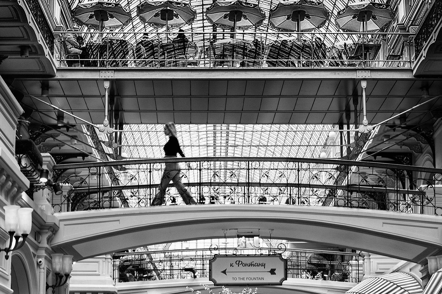 ГУМ. Автор: Vera Trandina чб фото, гум, кафе, магазин, девушка, геометрия, уличное фото, Vera Trandina