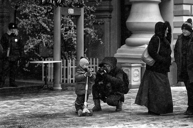 чб фото, фотографы и дети, гум, снег * фото превью