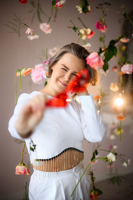 портрет, женский портрет, цветы, яркий портрет, весна Любаphoto preview