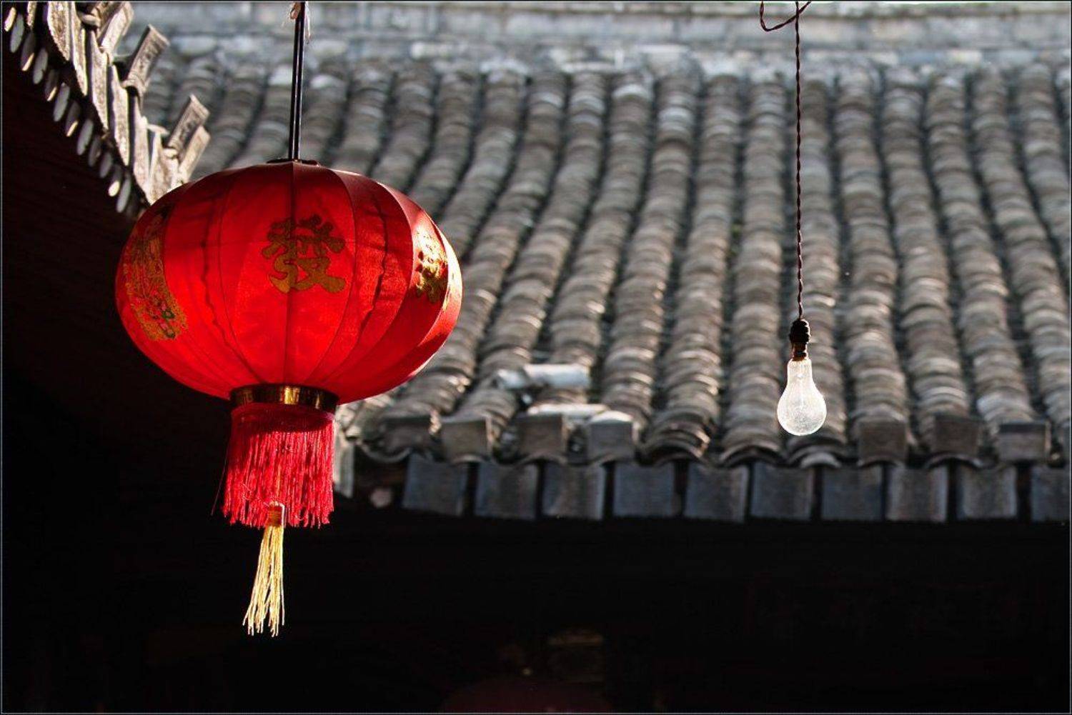 А лампочке всё до фонаря. Автор: Александр Константинов китай,деревня,лампочка,фонарь,янтоу,путешествия, Александр Константинов