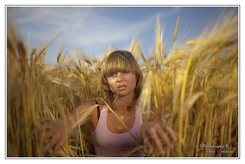 девушка в полеphoto preview