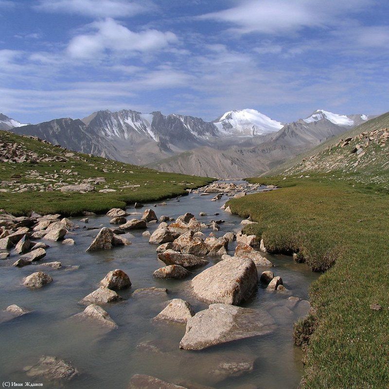 горы, памир, река, ледник, вершины, облака Тихая речкаphoto preview