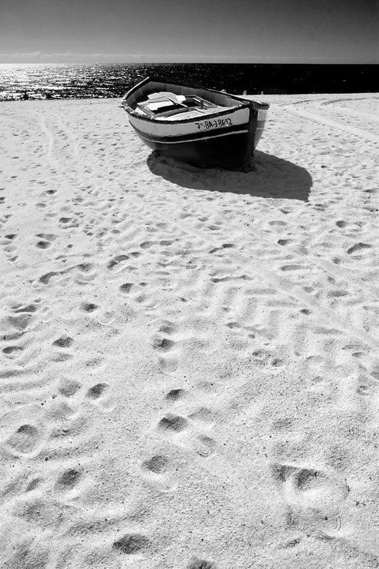 море, солнце, песок Старый рыбацкий ялик фото превью