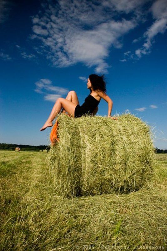 девушка, стог, сено, лето, покос, трава стог свежего сенаphoto preview