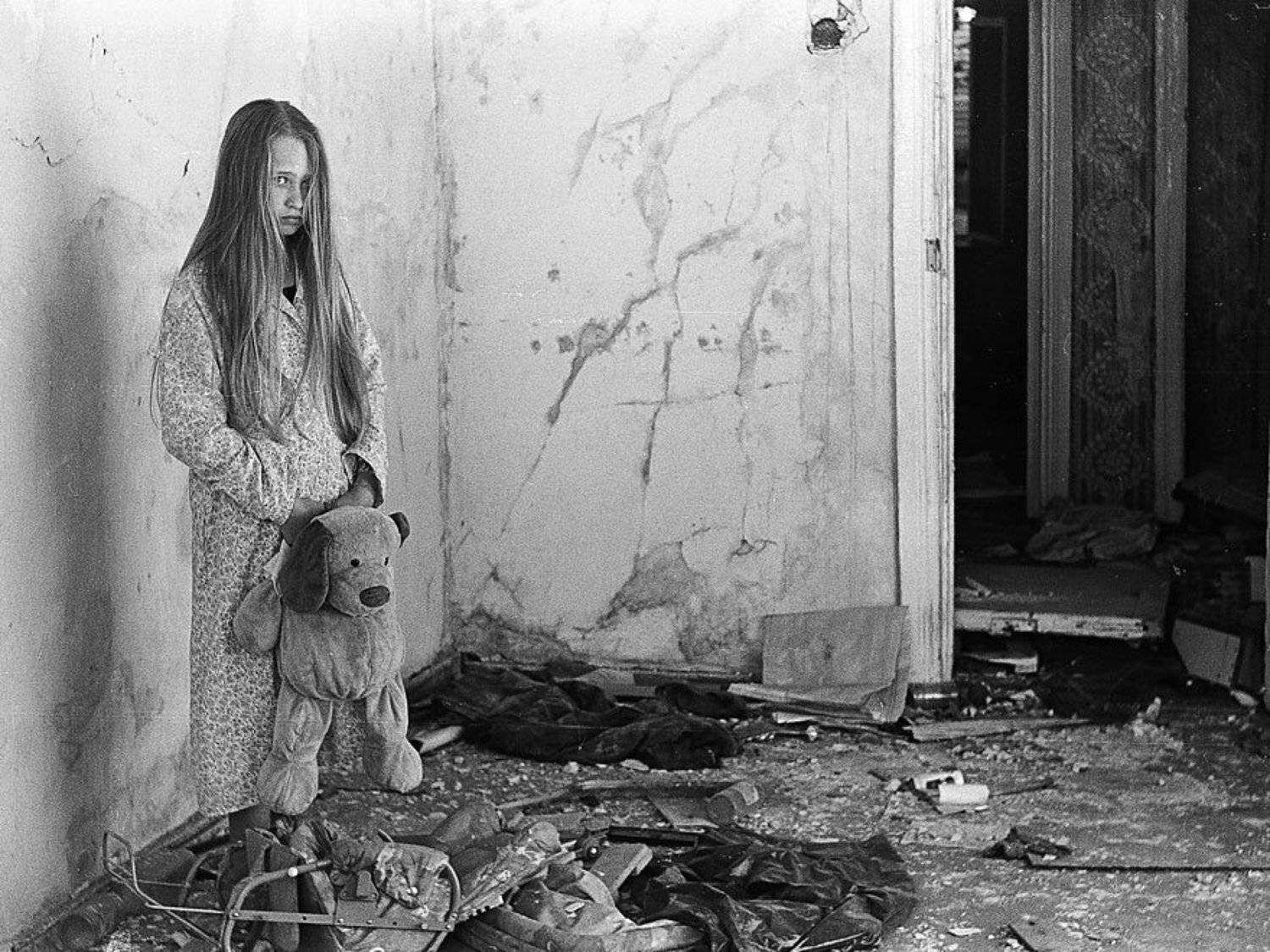 заброшенный дом, kodak tri-x, игрушка, девочка, Rada*