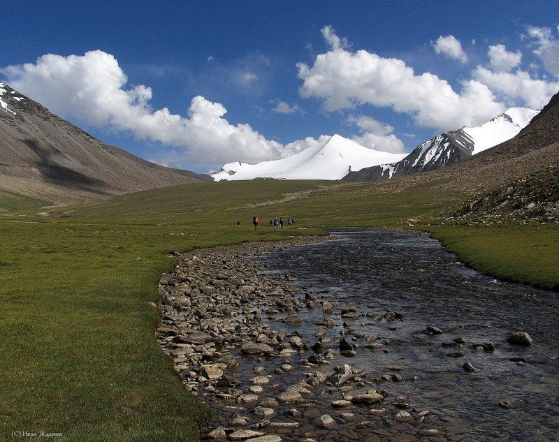 горы, памир, вершины, река Позади перевал, впереди привал.photo preview