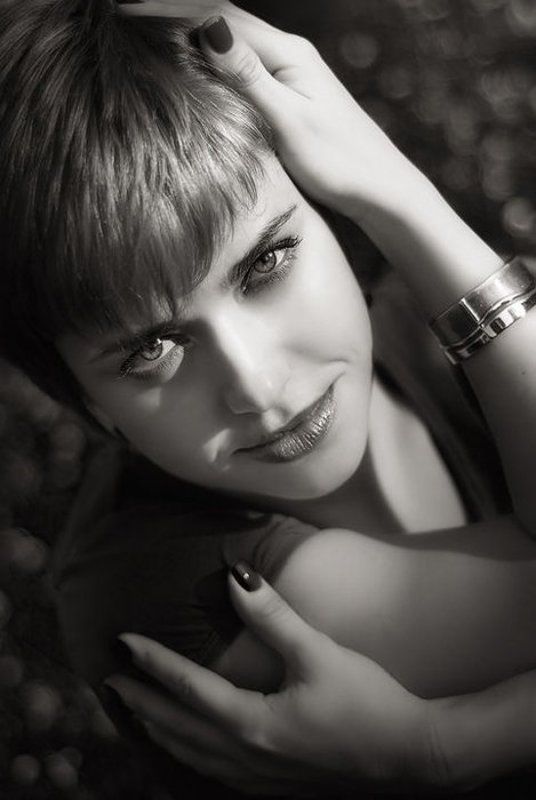 сестренка, портрет, девушки, чб, руки Держать себя в рукахphoto preview