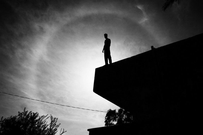 солнце, тень, дом, мужчина, затмение, гало Галоphoto preview