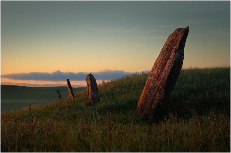 большой, высокий, гора, древний, древности, захоронение, зеленый, история, камень, камни, красивый, красный, культура, курган, мегалит, менгиры, оленьи, оранжевый, охранные, памятник, пейзаж, природа, путешествия, ранний, рассвет, сибирь, старый, степь, т Менгирыphoto preview