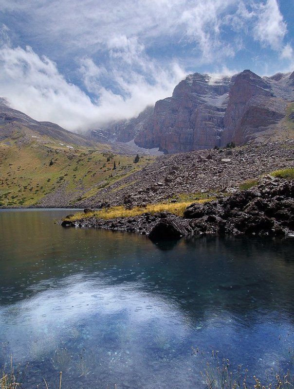 горы, дождь, озеро. photo preview