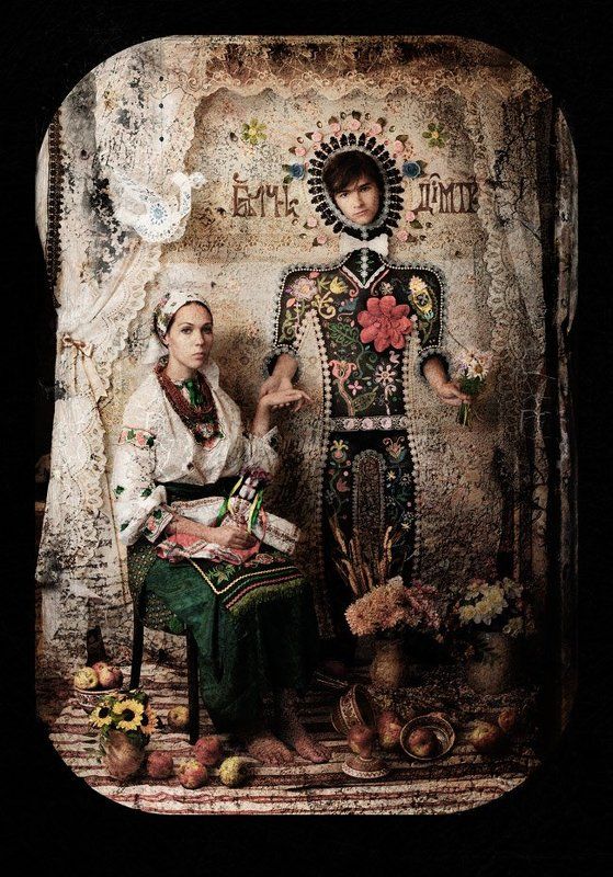 Старомодный семейный потрет с бумажной птицейphoto preview