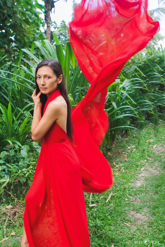 путешествие, свадьба, невеста, образ, девушка, платье, елен цай, elen tsay, бали, wedding, счастьее, нежность, любовь, азиатка, грация, красота, водопад, культура, традиции, красный, ветер, asia photo preview