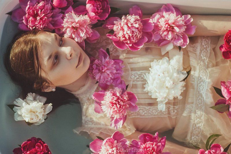 девушка, пионы, бохо, эротика Девушка в пионахphoto preview