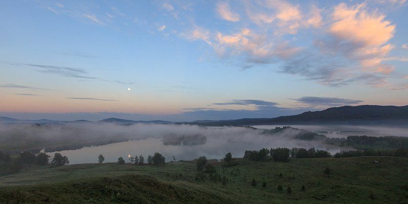 Купание луны ранним июньским утромphoto preview