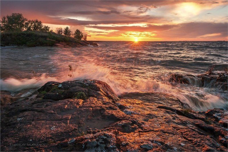 закат, вечер, солнце, волны, брызги, камни, тучи, облака На закатеphoto preview