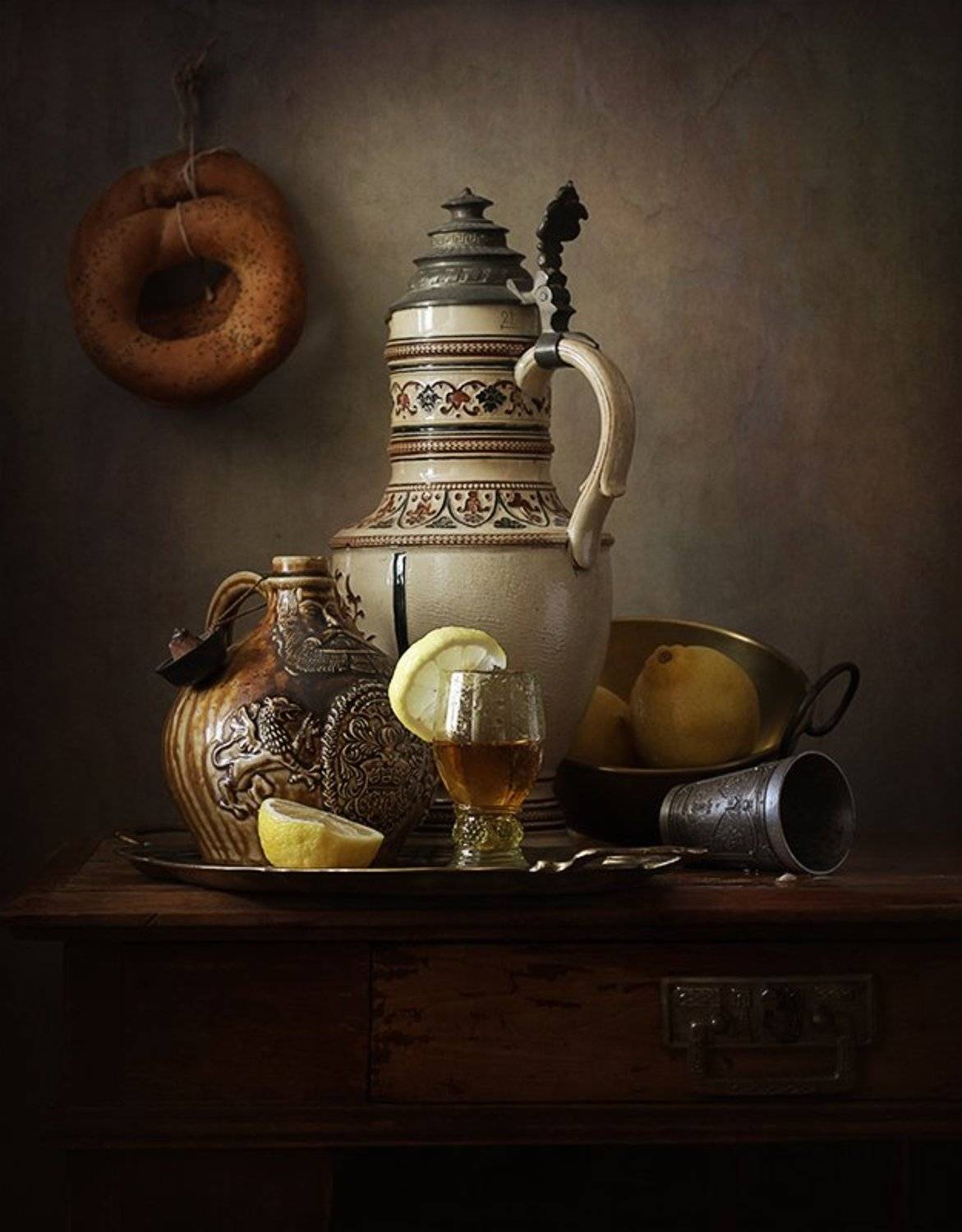 На столе. Автор: Tatyana Karachkova Бублик, Домашняя утварь, Лимон, Немецкий кувшин, Tatyana Karachkova