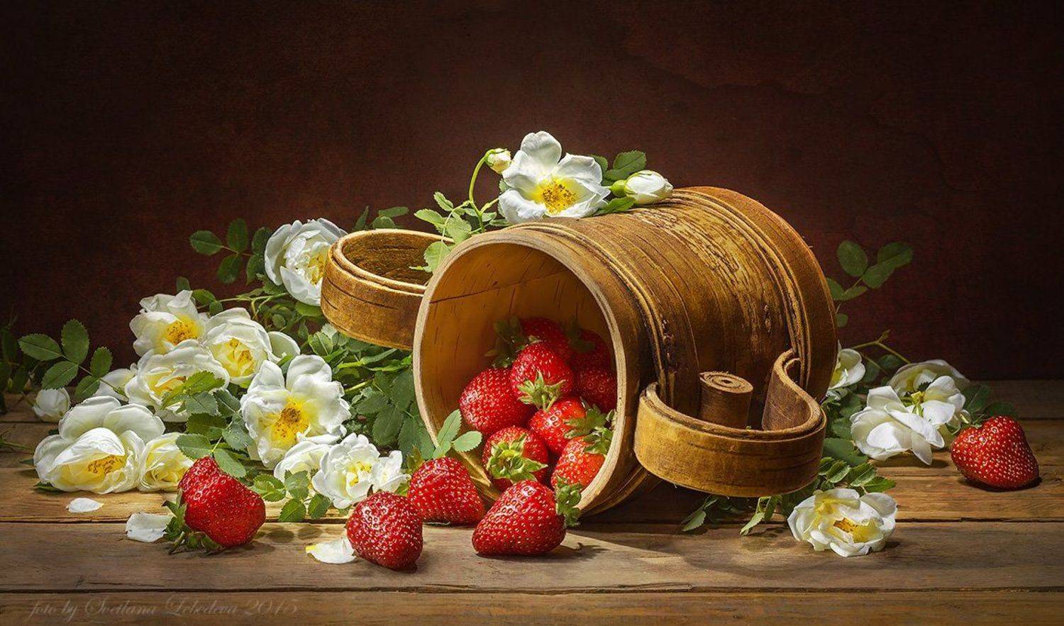 С ароматом цветущего шиповника и клубникой. Автор: Светлана Л. Береста, Клубника, Натюрморт, Роза, Шиповник, Светлана Л.