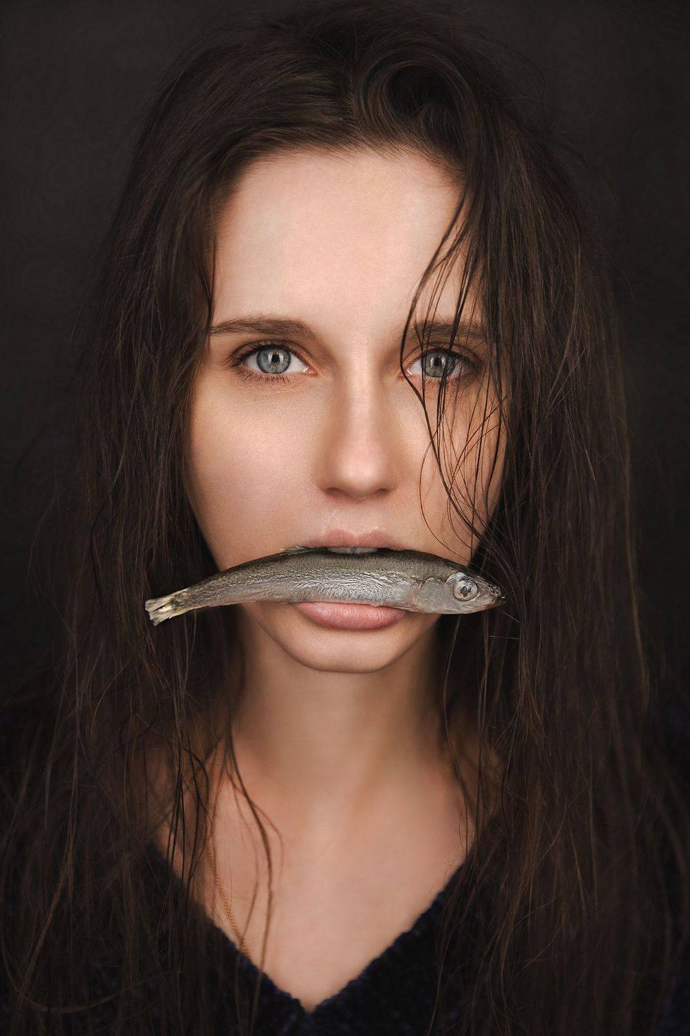 девушка, портрет, рыба, глаза, взгляд, скандал. глубина, смысл, хищник, крупный портрет, Кохно Анастасия