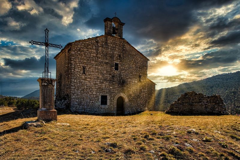 Chapelle Notre Dame De Gratemoine. Старая часовня на дороге Наполеона во Францииphoto preview